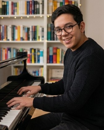 Melodies & keys — unwinding at the piano